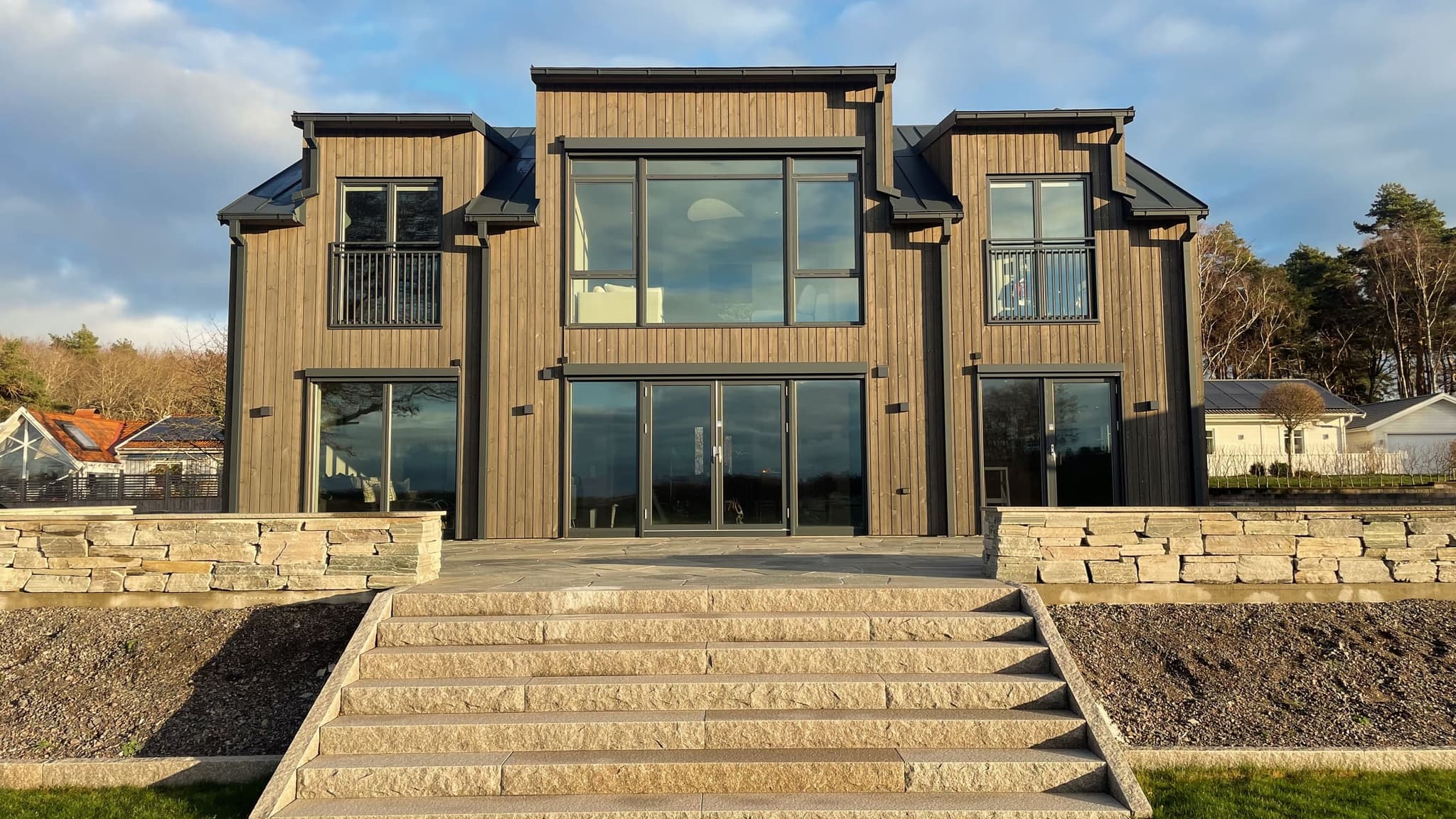 Nybyggd villa med stående träpanel uppförd av Enens Bygg